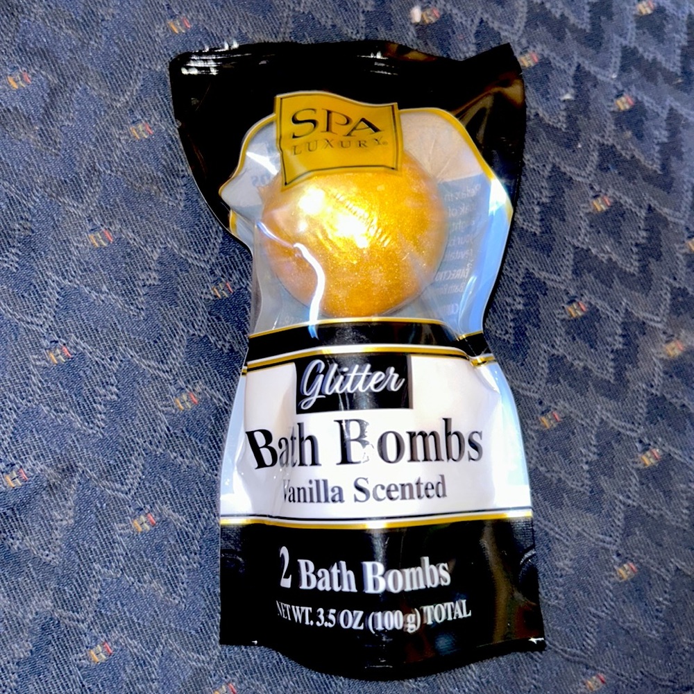 BRAND NEW 2 Vanilla Gold Glitter Bath Bombs